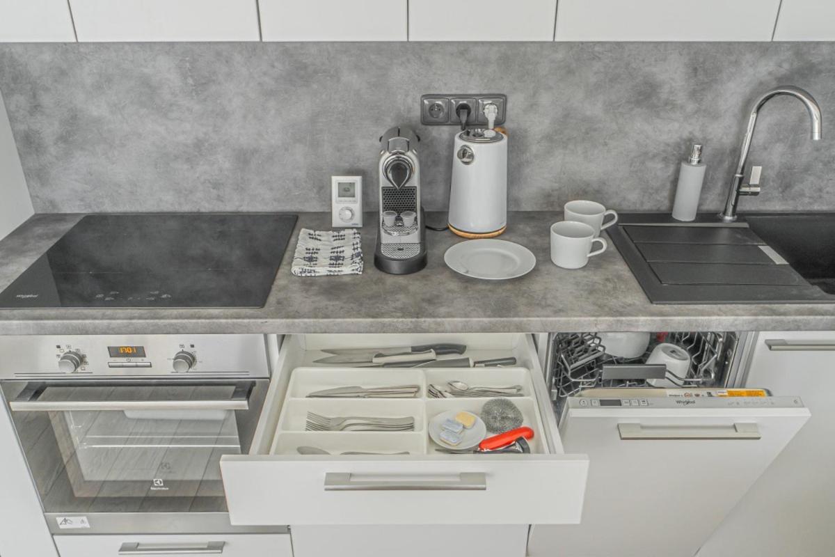 Apartment Karel With Garage Parking Прага Екстериор снимка